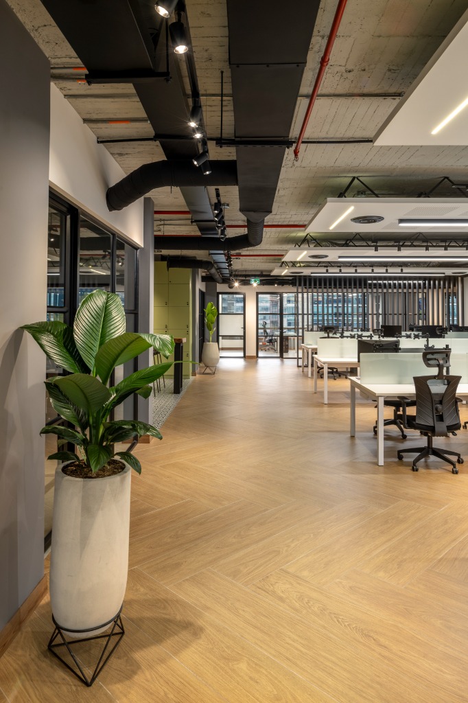 Kronos Energy Sede Operativa - Oficina corporativa en Bogotá con diseño industrial de lujo