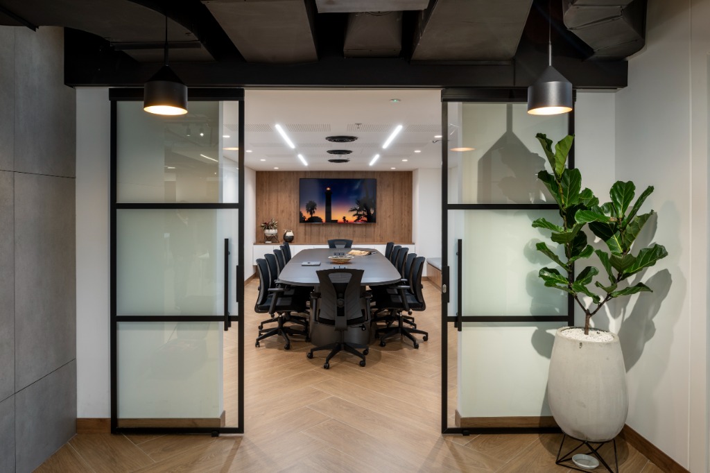 Detalle arquitectónico en concreto expuesto y madera - Diseño corporativo y fitout sostenible en Colombia