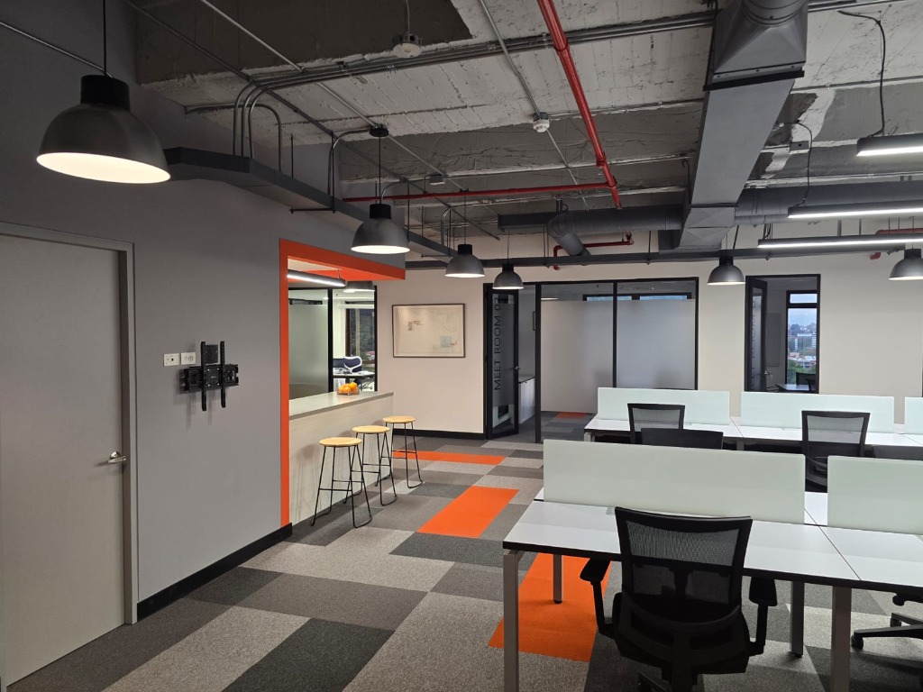 Tecnológica de Colombia - Diseño de oficinas tech en Bogotá con alta densidad y ergonomía